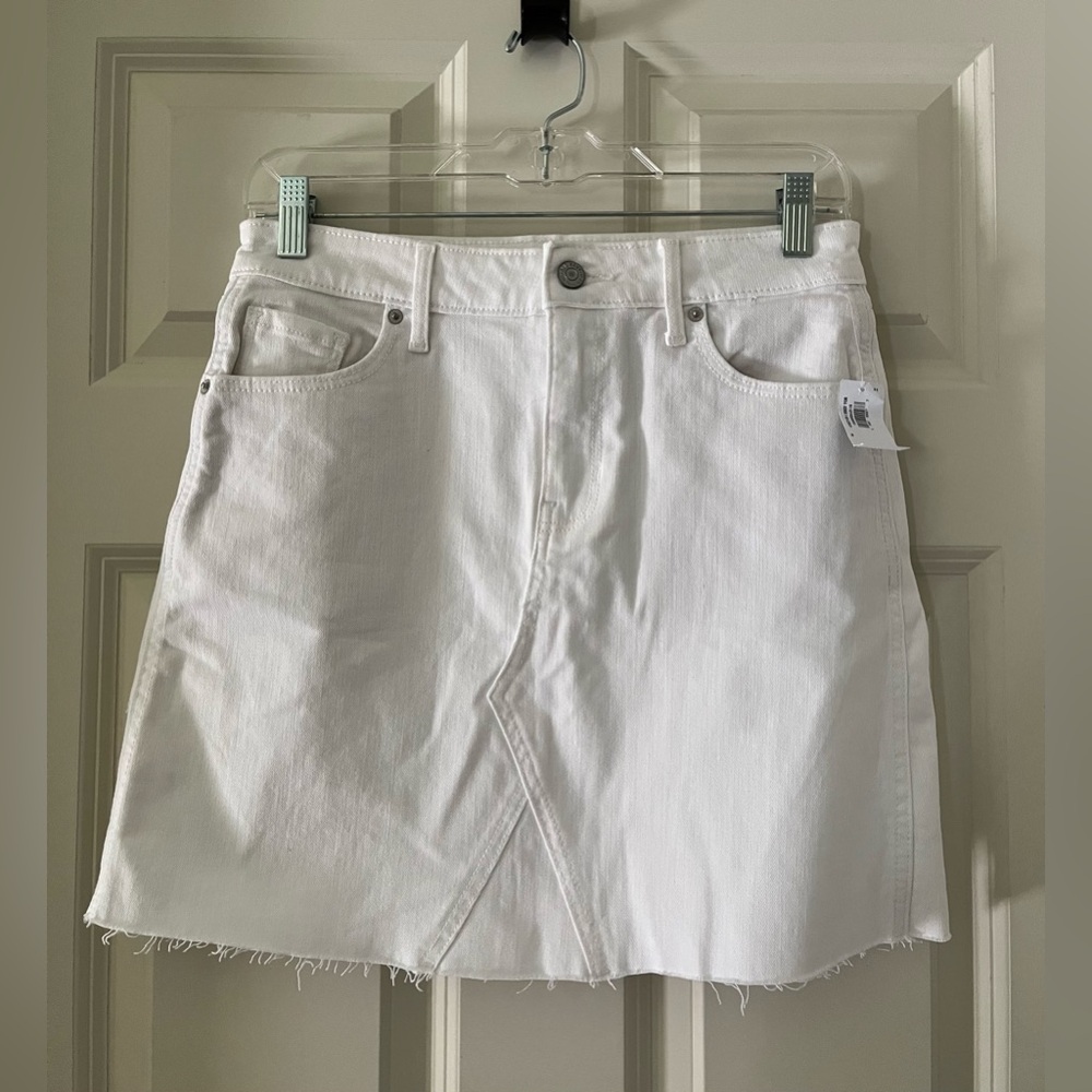 NWT Old Navy white jean skirt with distressed hem-size 2, 5 pocket